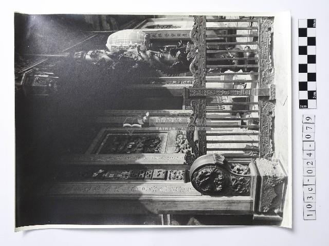 黃則修攝石鼓與木雕柵欄藏品圖，第1張