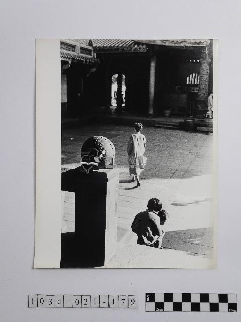 黃則修攝女子與女童藏品圖，第1張