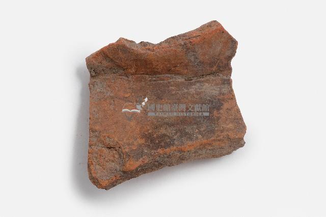 紅色夾砂素面陶罐形陶器頸肩處殘片藏品圖，第1張