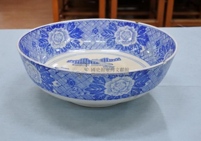 青花錦地花卉山水紋深腹碗藏品圖，第1張