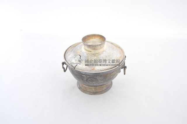 總督府徽紋雙繫環帶蓋銀碗三套組藏品圖，第1張