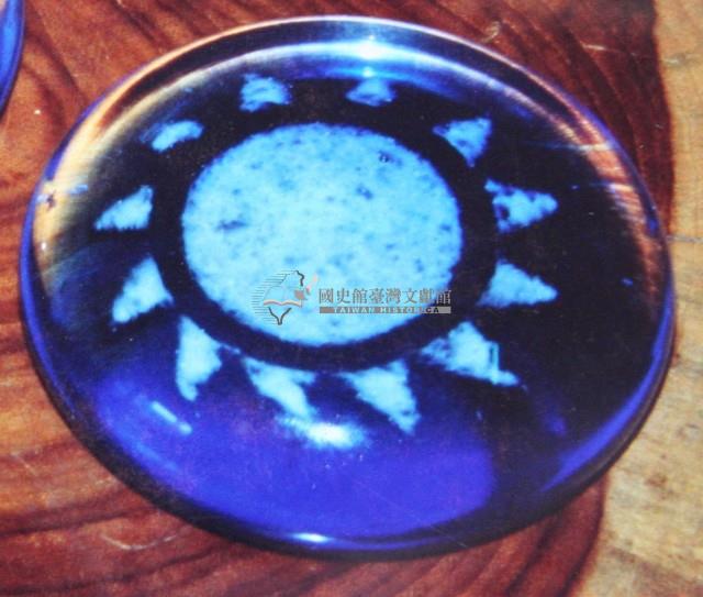 中國國民黨黨徽之圓形玻璃文鎮藏品圖，第2張