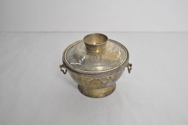 總督府徽紋雙繫環帶蓋銀碗三套組藏品圖，第1張