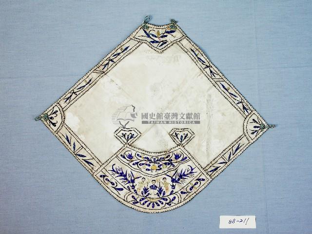 吉祥刺繡扇形米黃絲提布肚兜藏品圖，第1張