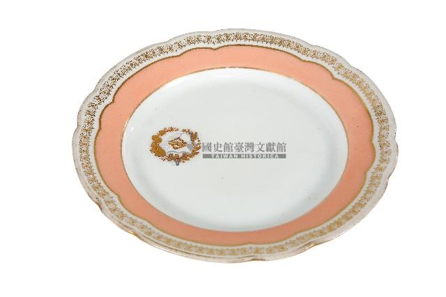 金邊花口粉彩府徽章款瓷盤藏品圖，第1張