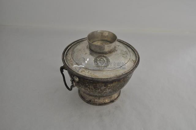 總督府徽紋雙繫環帶蓋銀碗三套組藏品圖，第1張