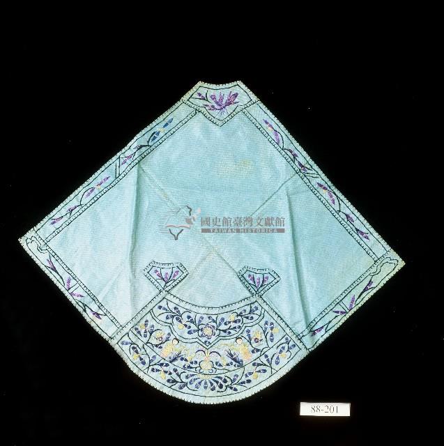吉祥刺繡扇形藍棉肚兜藏品圖，第1張