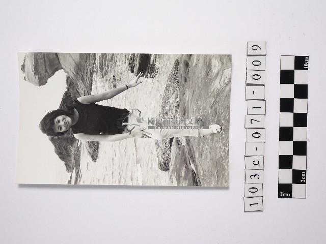 黃則修攝女藝人鄭慶寧藏品圖，第1張