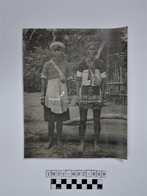 黃則修攝原住民男女合影照藏品圖，第1張