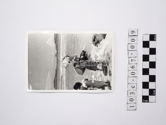 黃則修攝一名撐傘的少女2藏品圖，第1張