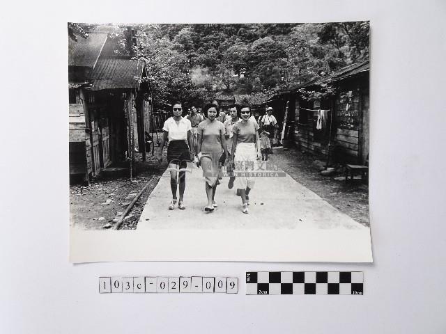 黃則修攝女子合影照藏品圖，第1張