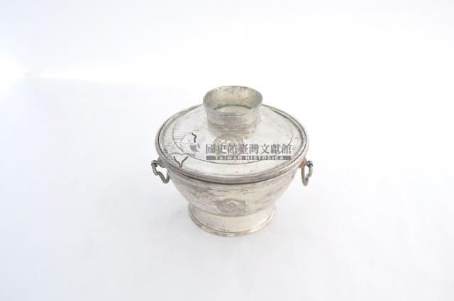 總督府徽紋雙繫環帶蓋銀碗三套組藏品圖，第1張