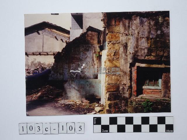 黃則修攝牆面藏品圖，第1張