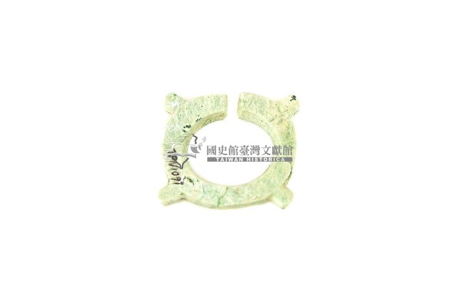 帶四突起玦形耳飾藏品圖，第1張