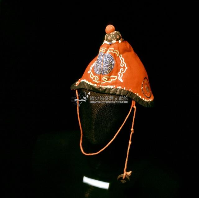 紅色如意雲紋綉樣童帽藏品圖，第1張