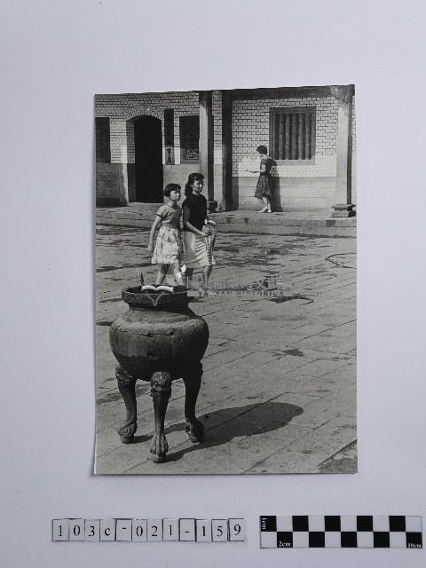 黃則修攝女子合影照藏品圖，第1張