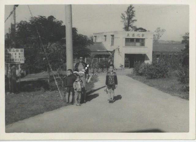 彰化溫泉前合照老照片藏品圖，第1張