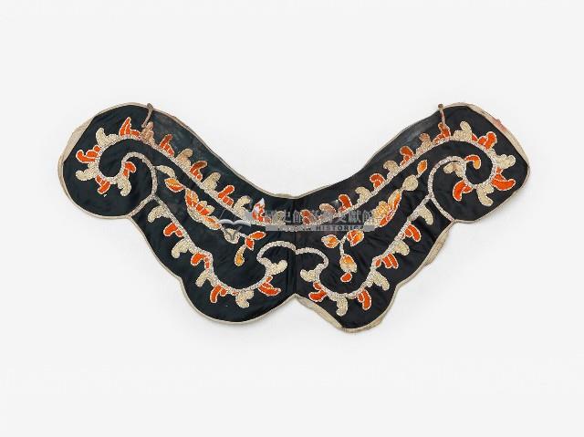 黑底紅花佩飾藏品圖，第1張
