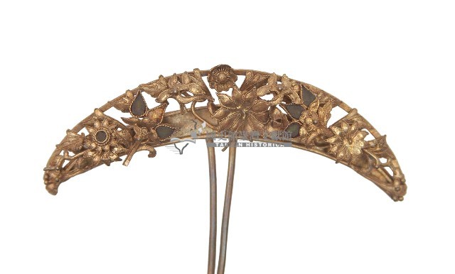 金屬製半月型雕花髮釵藏品圖，第1張