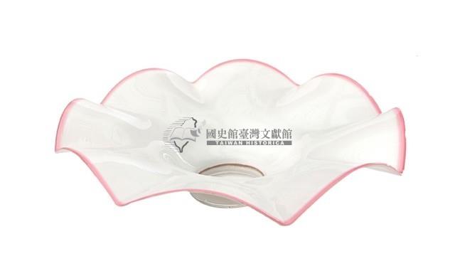 乳濁色花瓣形玻璃燈罩藏品圖，第1張