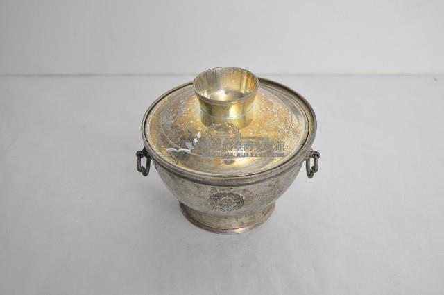 總督府徽紋雙繫環帶蓋銀碗三套組藏品圖，第1張