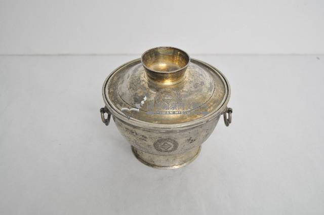 總督府徽紋雙繫環帶蓋銀碗三套組藏品圖，第1張