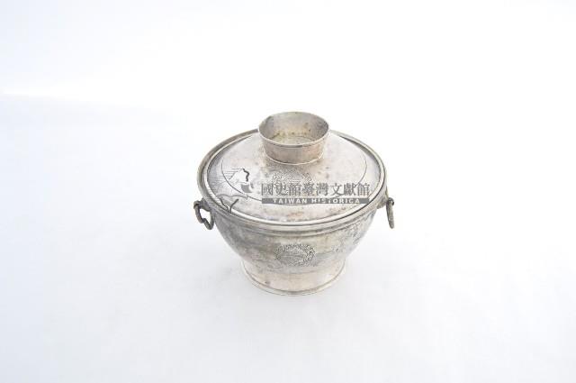 總督府徽紋雙繫環帶蓋銀碗三套組藏品圖，第1張