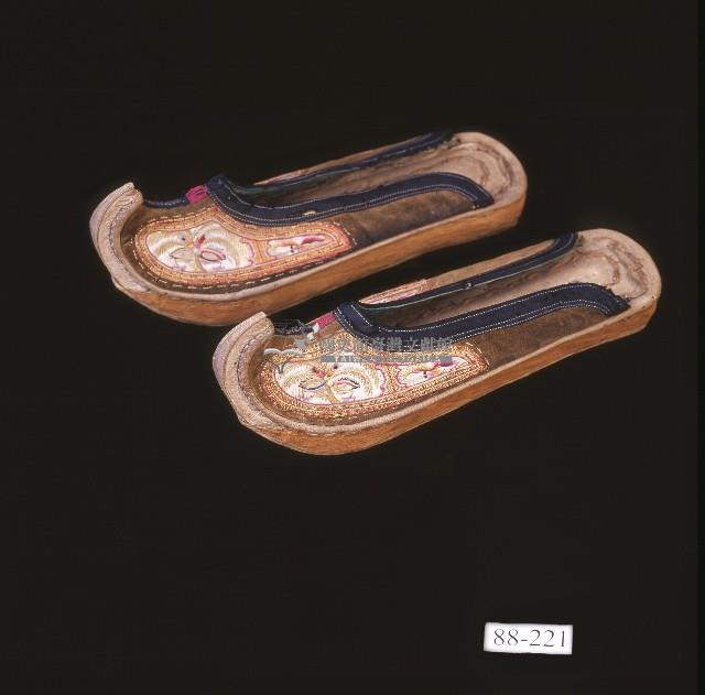 客家牛皮鞋底開光式圖案刺繡翹頭禮鞋藏品圖，第1張