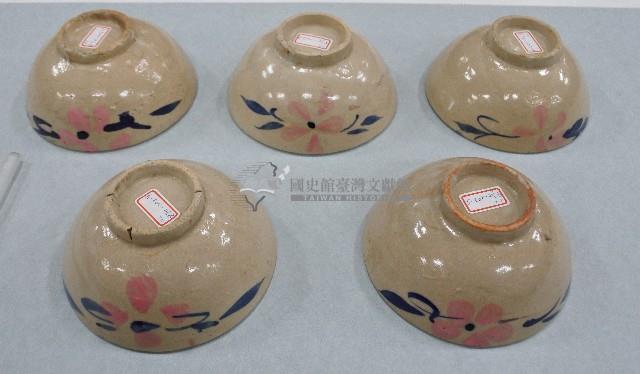 簡筆青花彩繪折枝花卉紋碗（5）藏品圖，第1張