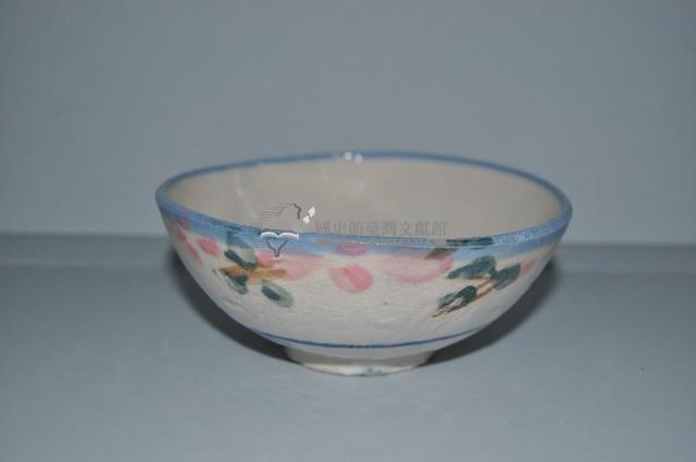 鶯歌彩繪藍口簡筆花卉紋碗藏品圖，第1張