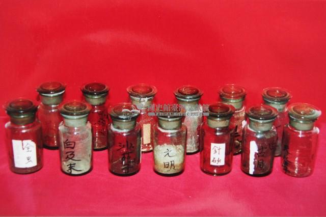 透明蓋塞廣口短頸圓形玻璃藥瓶（十三件）藏品圖，第1張