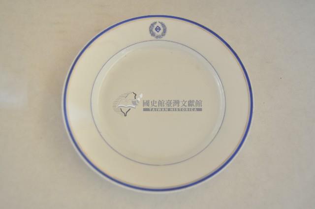 藍釉線圈府徽章款白地瓷盤藏品圖，第1張