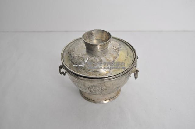 總督府徽紋雙繫環帶蓋銀碗三套組藏品圖，第1張