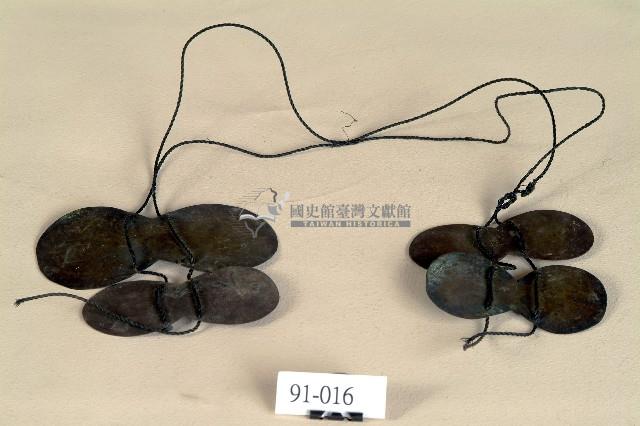 達悟族八字型金屬配飾藏品圖，第1張