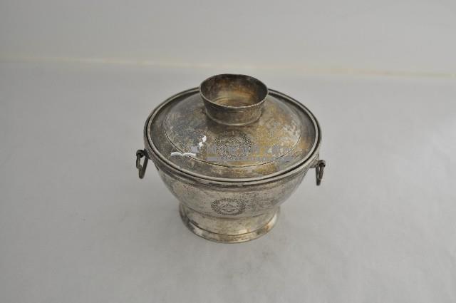 總督府徽紋雙繫環帶蓋銀碗三套組藏品圖，第1張