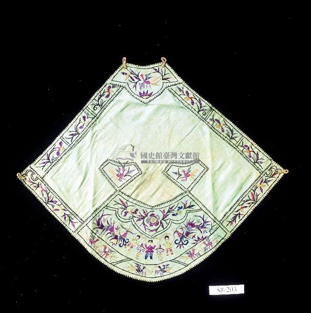 吉祥刺繡扇形淺綠色絲緞肚兜藏品圖，第1張