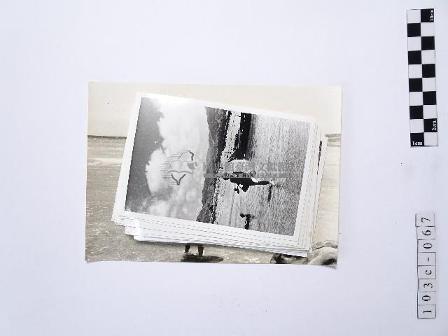 黃則修攝海水浴場戲水系列照片藏品圖，第1張