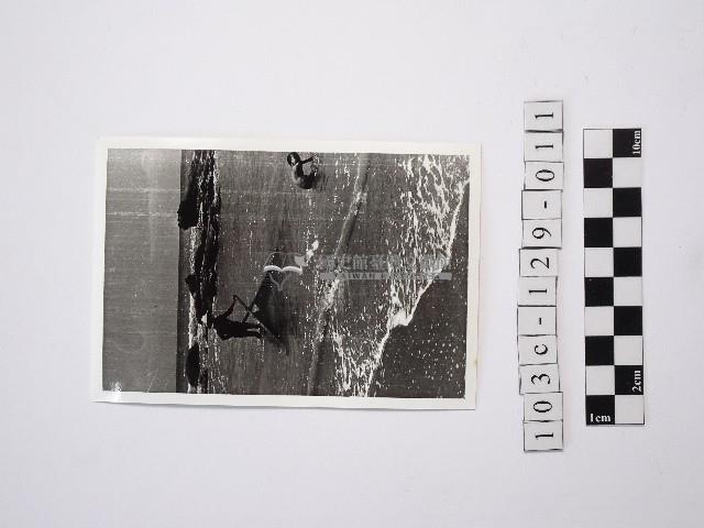 黃則修攝一名戴著斗笠的人與一名孩童藏品圖，第1張