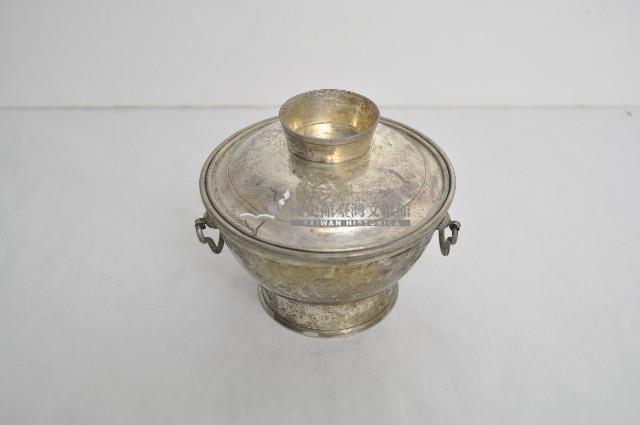 總督府徽紋雙繫環帶蓋銀碗三套組藏品圖，第1張