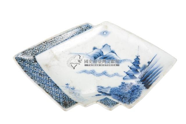 青花山水樓閣襷紋雙結型皿藏品圖，第1張