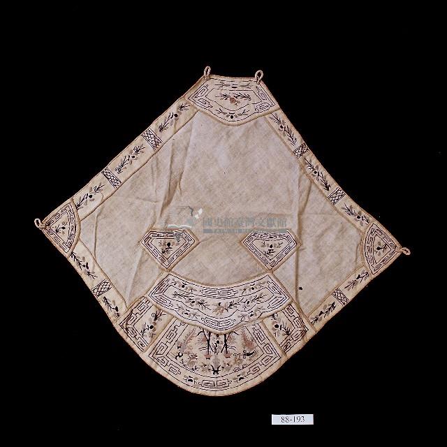 名花祈得刺繡扇形雙層口袋肚兜藏品圖，第1張