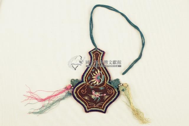 床前瓶形刺繡吊飾2件藏品圖，第1張