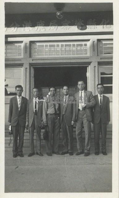 彰化縣警察局鹿港分局前合照藏品圖，第1張