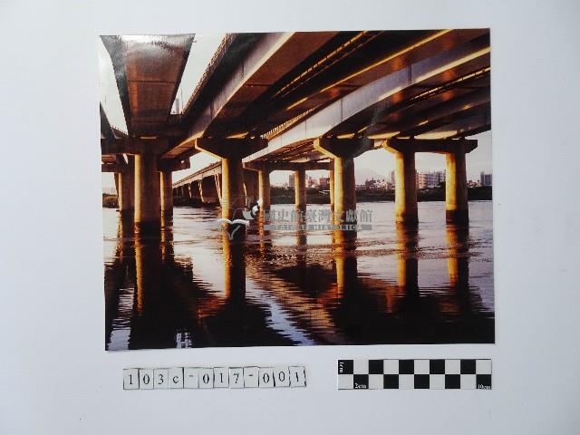 黃則修攝橋墩藏品圖，第1張