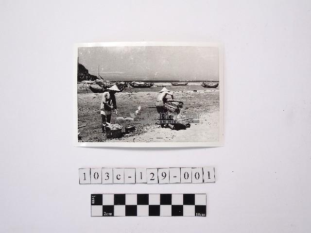 黃則修攝兩名戴著斗笠的人藏品圖，第1張