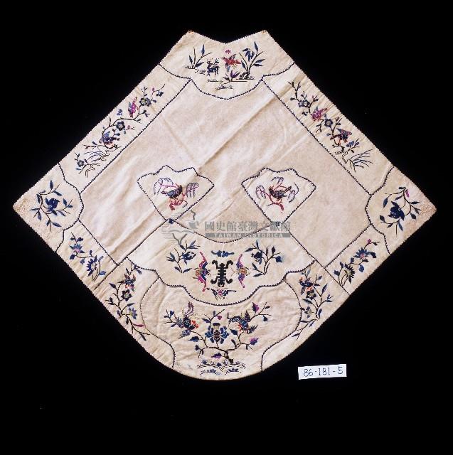 白色壽字刺繡肚兜藏品圖，第1張