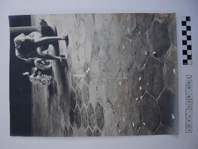 低頭埋首的人藏品圖，第1張