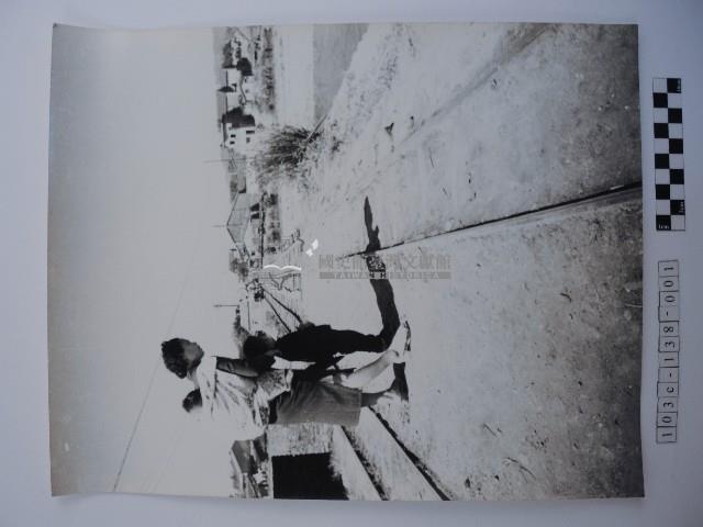 鐵軌上的女人藏品圖，第1張