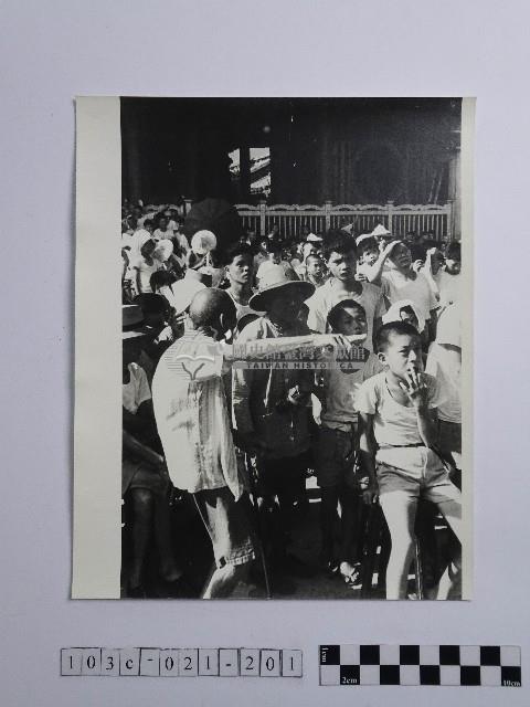 黃則修攝人群藏品圖，第1張