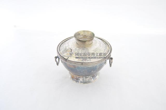 總督府徽紋雙繫環帶蓋銀碗三套組藏品圖，第1張